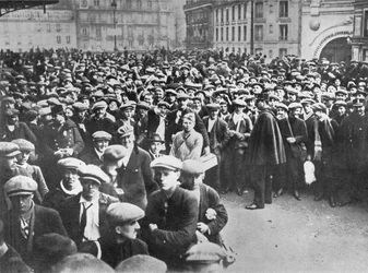 De nieuwe Franse legers: dienstplichtigen en vrijwilligers wachten om zich in te schrijven voor dienst, 1915