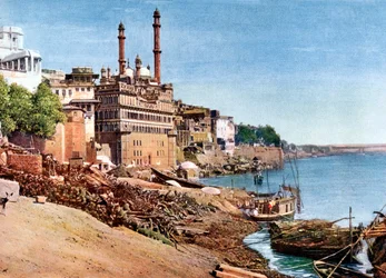 De rivier de Ganges en de brandende ghats in Benares Varanasi, India, begin 20e eeuw