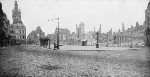 De ruïnes en klokkentoren van Douai, Frankrijk, 1918