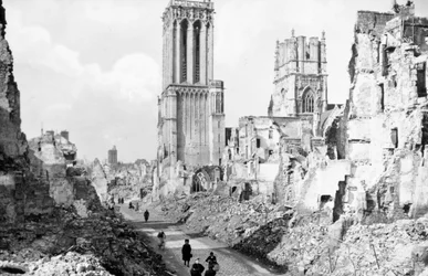 De ruïnes en kathedraal van Caen, Normandië, Frankrijk, ca. 1944