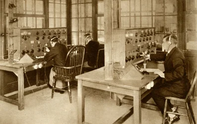 De draadloze transmissiekamer op Croydon Aerodrome, Zuid-Londen, 1928, 1935