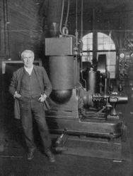 Thomas Alva Edison, Amerikaanse uitvinder, met zijn eerste dynamo voor het produceren van elektrisch licht, 1880s
