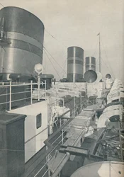 Drie schoorstenen van de Monarch of Bermuda, de Furness Withy luxe liner, 1937