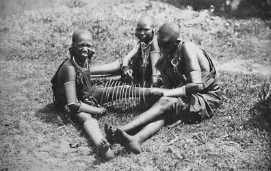 Drie jonge Masai vrouwen, 1912