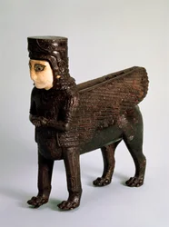 Troondetail in de vorm van een gevleugelde leeuw met een menselijk torso, 8e eeuw v.Chr.