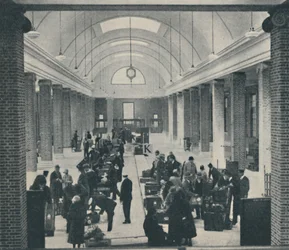 Tilbury passagiersbagage onderzocht in een ruim nieuw gebouw, 1937
