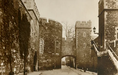 Tower of London...Bloody Tower...St. Thomass Tower en Wakefield Tower, ca. 1910