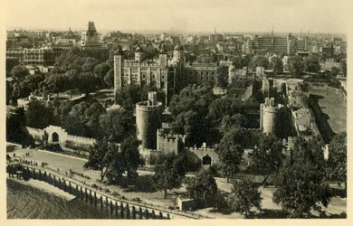 Tower of London. Algemeen Uitzicht vanaf het Zuiden, ca. 1920