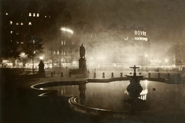 Trafalgar Square. Uitzicht op Charing Cross. Londen bij nacht, 1928