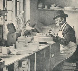 Het bijwerken van delen van ruwe klei, c1917