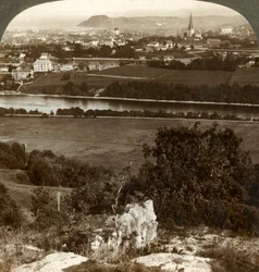 Trondhjem, zijn huizen, pakhuizen en kathedraal, tussen rivier Nid en Fjord, Noorwegen, 1905