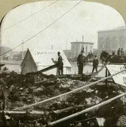 Ware moed - Kapper schildert bord op tent op trottoir van voormalige plaats, 1906
