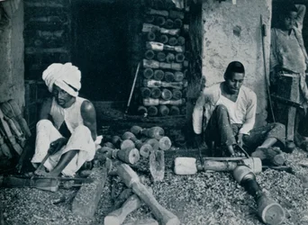 Houten bedpoten draaien, ca. 1942