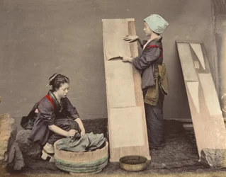 Twee Japanse vrouwen poseren met wasgoed