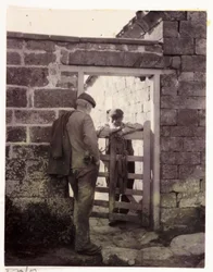 Twee mannen die over een hek praten, ca. 1905