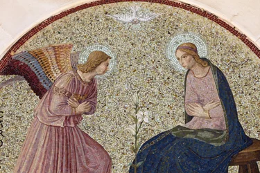 Tympanon mozaïek dat de Aankondiging uitbeeldt in Madonna della Scala Benedictijnse abdij, Noci, Apulië, Noci, Italië