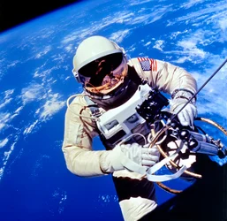 Amerikaanse astronaut Edward H. White II voert externe taken uit