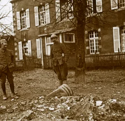 Onontplofte 380-granaat, Verdun, Noord-Frankrijk, ca. 1914-ca. 1918