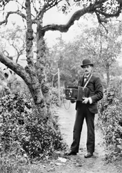 Verenigd Koninkrijk: De fotograaf JT Newman met zijn plaatcamera. ca. 1890