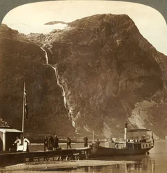 Utigards Falls vanaf de Ravnefjeld-gletsjer bij Lake Loen - vanaf Naesdal, Noorwegen, ca. 1905