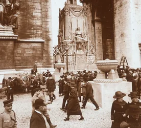 Overwinningsviering, burgers bij de Arc de Triomphe, Parijs, Frankrijk, juli 1919