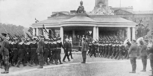 Overwinningsparade langs het Victoria Memorial en Buckingham Palace, Londen, 19 juli 1919