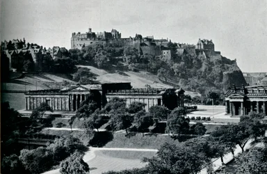 Uitzicht op de National Gallery of Scotland en Edinburgh Castle, ca. 1945