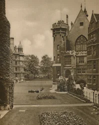 Uitzicht op Middle Temple Gardens vanaf Fountain Court, ca. 1935