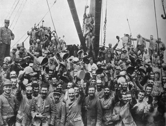 Vive la France: Franse troepen aan boord van een transport naar de Dardanellen, 1915