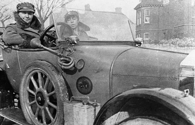 Vrijwillige vrouwelijke chauffeurs in een Wolseley, geschonken voor de oorlogsinspanning, Cambridge, Eerste Wereldoorlog, 1915