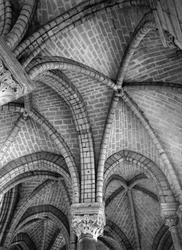 Zicht op de binnenkant van de Saint Denis Basiliek in Saint-Denis, Seine Saint Denis, Ile de France. Fotografie.