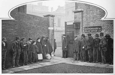 Wachten op toelating tot St Marylebone Werkhuis, Luxborough Street, Londen, ca. 1901-1903