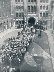 Wachten om de Guildhall binnen te gaan voor de eerste grote oproep tot wapens van Mr. Asquith, 1914