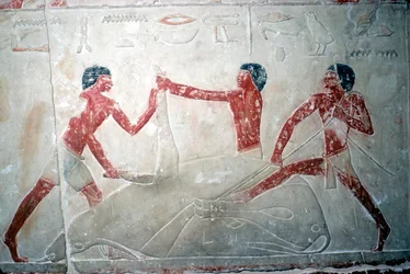 Muurschildering van 3 slagers die een karkas snijden, Graf van Idut, 5e dynastie, ca. 2350 v.Chr.