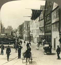 Pakhuizen langs de kade in de oude stad Bergen, eeuwenlang de grote vismarkt van Noorwegen, ca. 1905