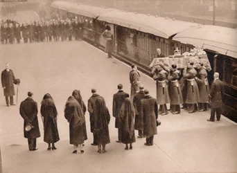 De kist bewaken, bedekt met de Koninklijke Standaard, 1936