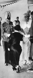 Burgemeesters en burgemeestersvrouwen van West-Londen gepresenteerd aan de koning, Kensington, 1935, 1936