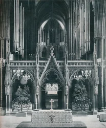 Westminster Abbey, Londen, met Benno Elkans Oude Testament en Nieuwe Testament Kandelabers, ca. 1942