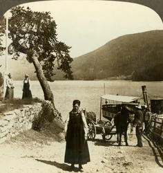 Wanneer de meerstoomboot aanlegt bij de pier van Tinoset - uitzicht over Tinsjo naar de heuvels, Noorwegen, c1905