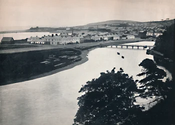 Wicklow - Algemeen uitzicht op de stad en de rivier, 1895