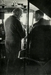 Winston Churchill in gesprek met kapitein Shakespeare van de vliegboot Berwick