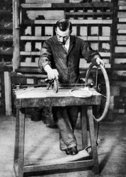 Draad wordt opgewonden tot veren voor veersloten, Londen, 1926-1927
