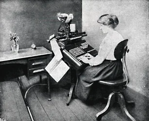 Vrouwelijke operator op Monotype-toetsenbord, 1917