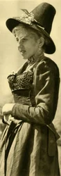 Vrouw in traditionele klederdracht, Tirol, Oostenrijk, ca. 1935