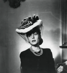 Vrouw met hoed en sluier door de Franse modeontwerper Jacques Fath, Frankrijk, 1943