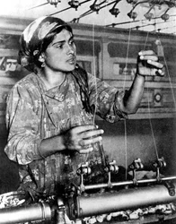 Vrouw werkzaam in de zijde-industrie, Samarkand, Oezbekistan, 1936