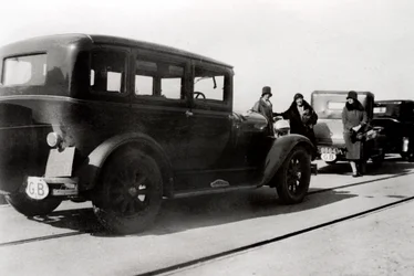 Vrouwen en geparkeerde auto