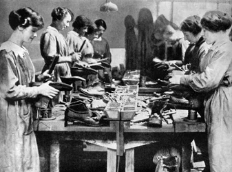 Vrouwen schoenmakers repareren schoeisel voor de oorlogsinspanning, 1914-1918 1936