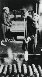 Vrouwen die granaten maken in een Russische fabriek, Tweede Wereldoorlog, 1943