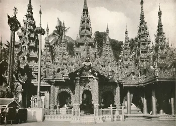 Houten gesneden heiligdommen met glasmozaïekwerk bij de Shwe Dagon Pagoda, Rangoon, 1900
